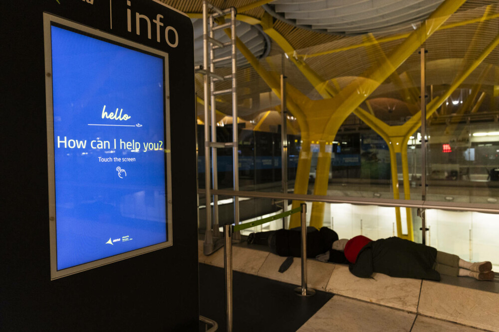 Un mare aeroport european s-a umplut de oameni fără adăpost. Imagini îngrijorătoare din „orașul ascuns” - Imaginea 4