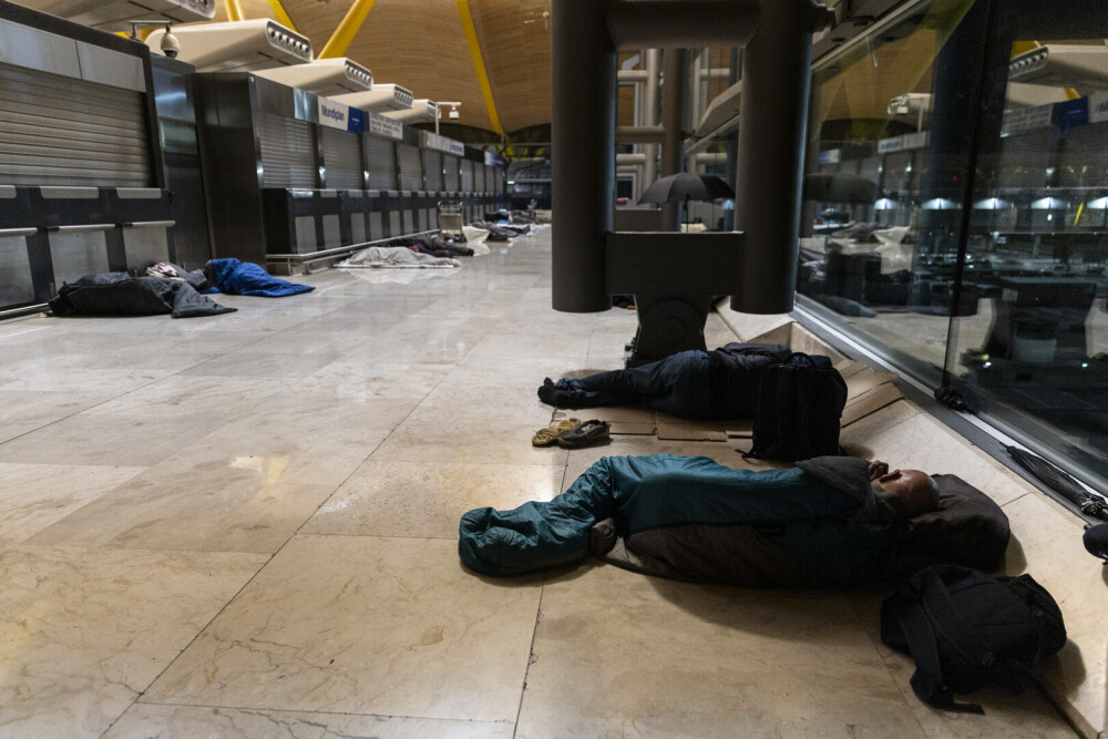 Un mare aeroport european s-a umplut de oameni fără adăpost. Imagini îngrijorătoare din „orașul ascuns” - Imaginea 6