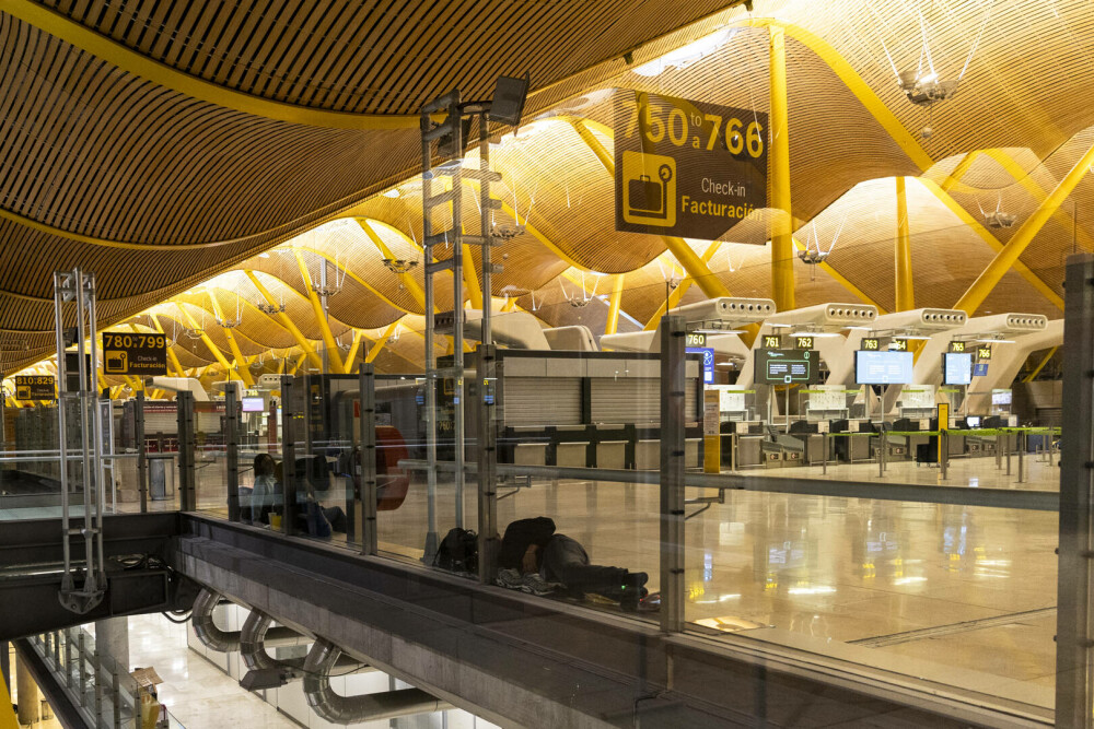 Un mare aeroport european s-a umplut de oameni fără adăpost. Imagini îngrijorătoare din „orașul ascuns” - Imaginea 7
