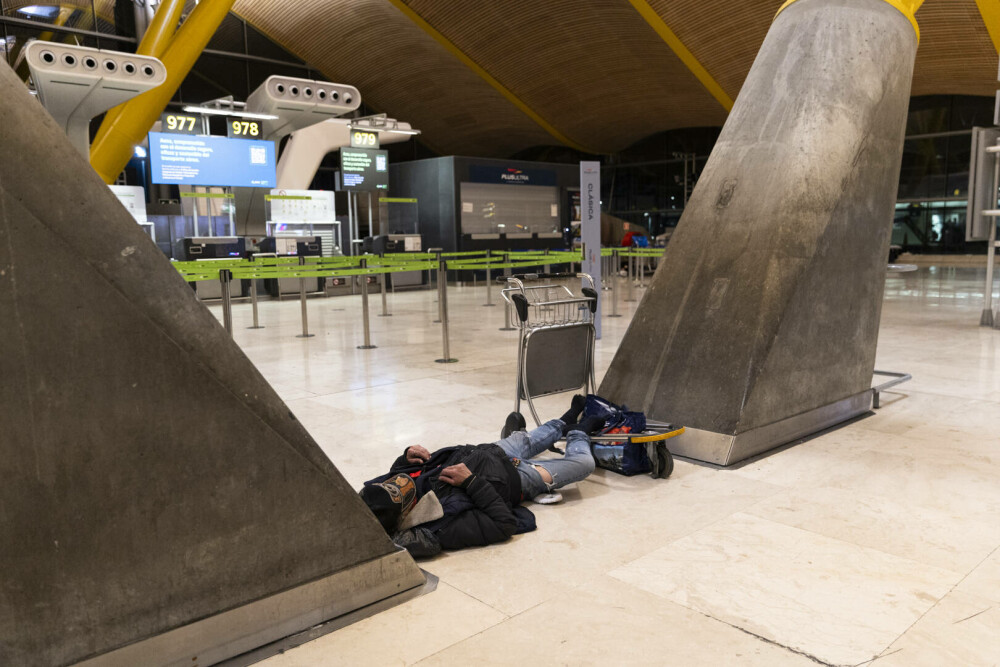 Un mare aeroport european s-a umplut de oameni fără adăpost. Imagini îngrijorătoare din „orașul ascuns” - Imaginea 9