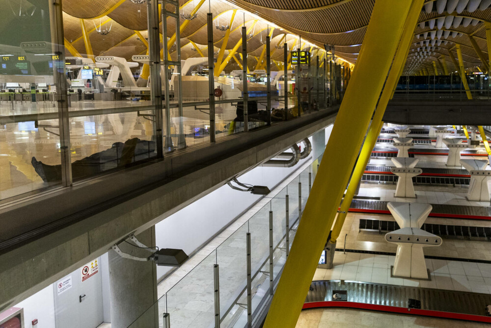 Un mare aeroport european s-a umplut de oameni fără adăpost. Imagini îngrijorătoare din „orașul ascuns” - Imaginea 10