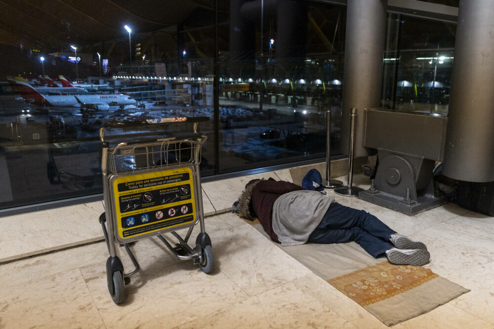 Un mare aeroport european s-a umplut de oameni fără adăpost. Imagini îngrijorătoare din „orașul ascuns” - Imaginea 11