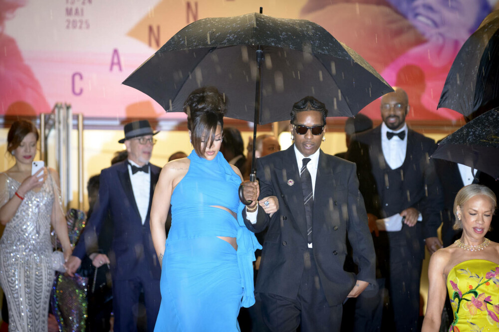 Rihanna, apariție îndrăzneață la Festivalul de la Cannes. Cum a fost surprinsă vedeta alături de iubitul ei. GALERIE FOTO - Imaginea 5