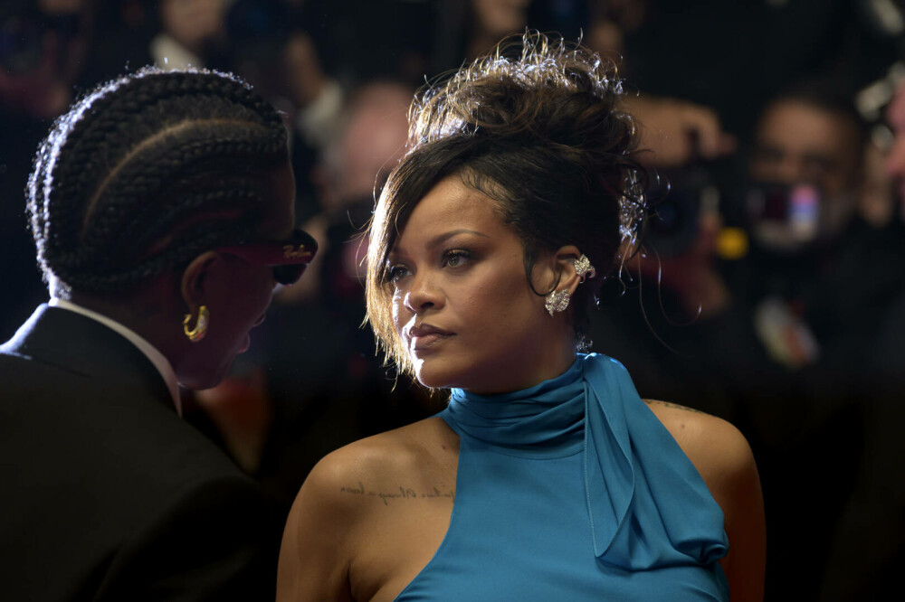 Rihanna, apariție îndrăzneață la Festivalul de la Cannes. Cum a fost surprinsă vedeta alături de iubitul ei. GALERIE FOTO - Imaginea 7