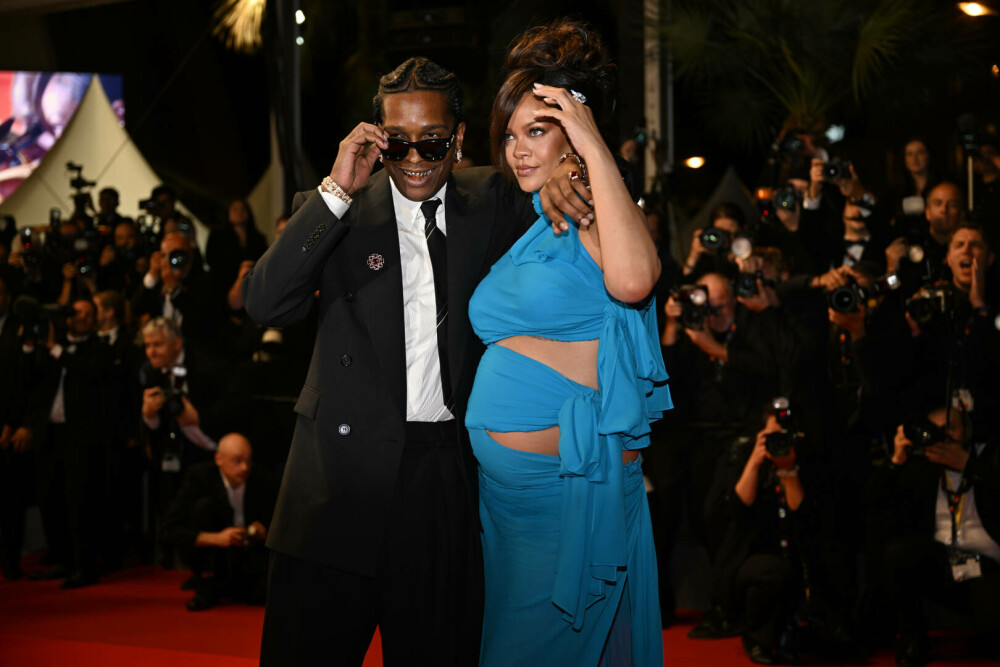 Rihanna, apariție îndrăzneață la Festivalul de la Cannes. Cum a fost surprinsă vedeta alături de iubitul ei. GALERIE FOTO - Imaginea 10