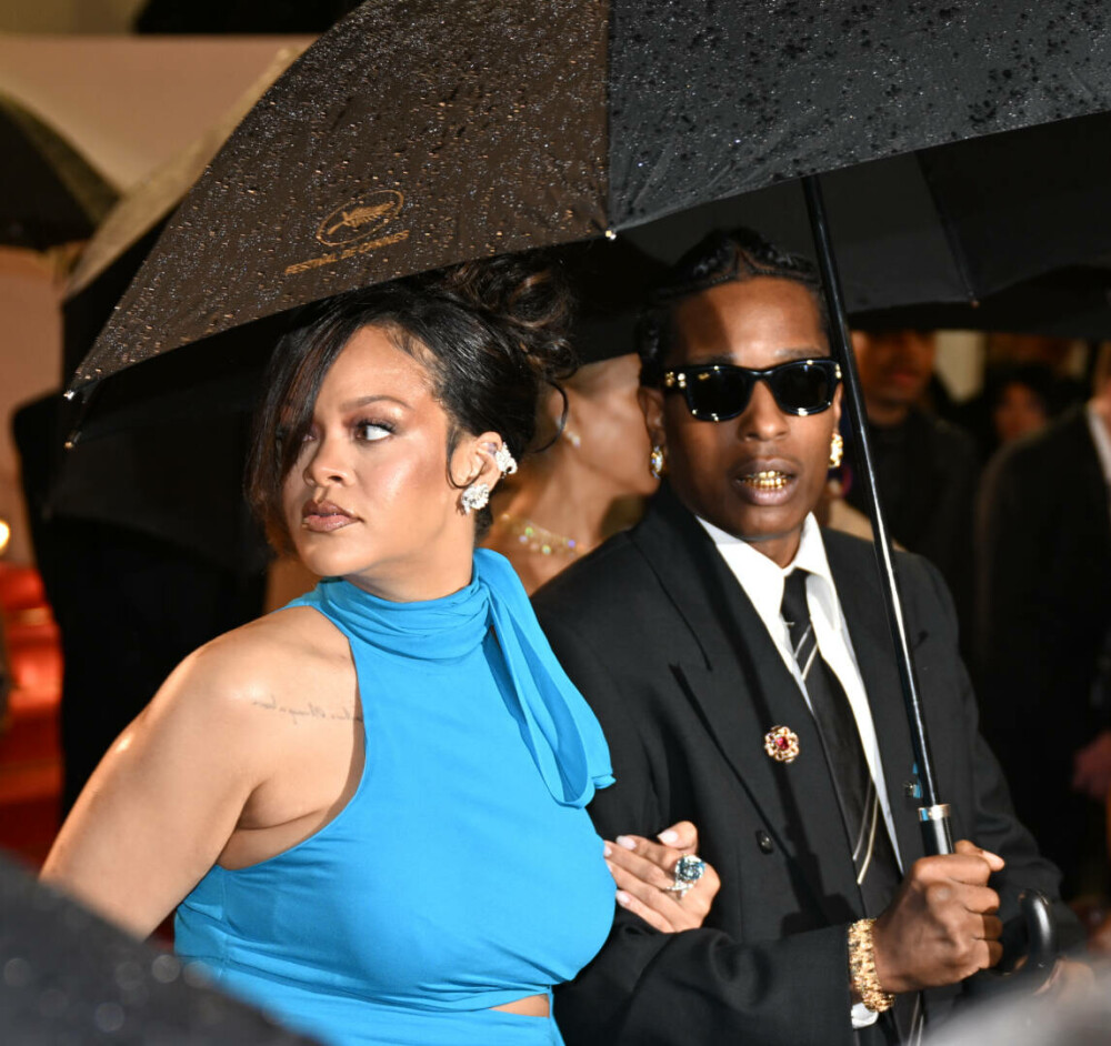 Rihanna, apariție îndrăzneață la Festivalul de la Cannes. Cum a fost surprinsă vedeta alături de iubitul ei. GALERIE FOTO - Imaginea 13