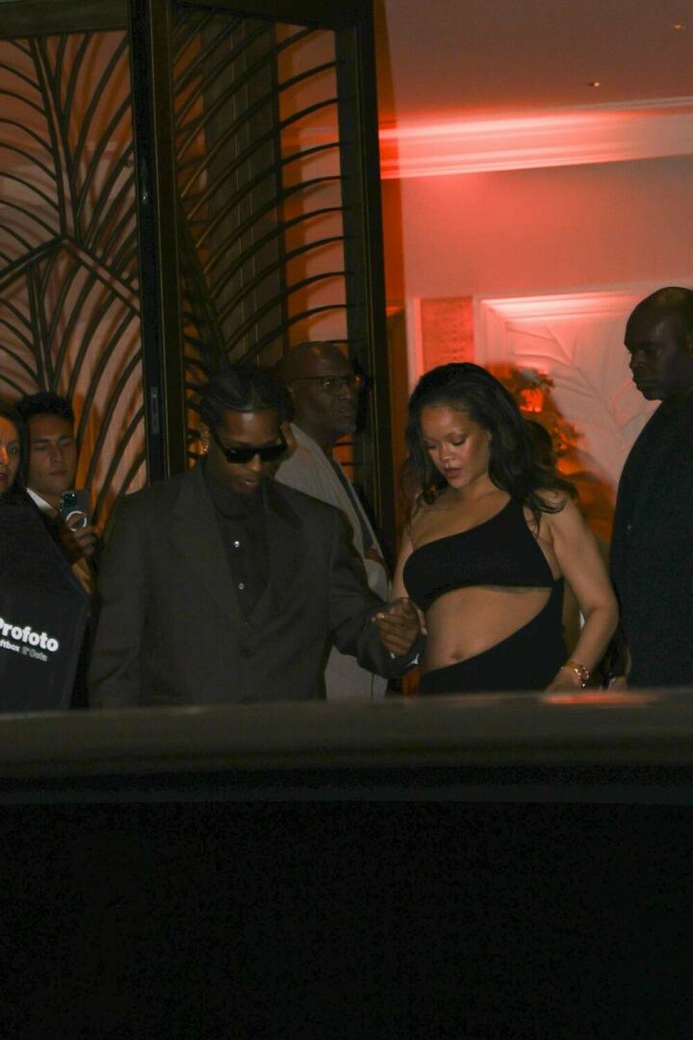 Rihanna, apariție îndrăzneață la Festivalul de la Cannes. Cum a fost surprinsă vedeta alături de iubitul ei. GALERIE FOTO - Imaginea 21