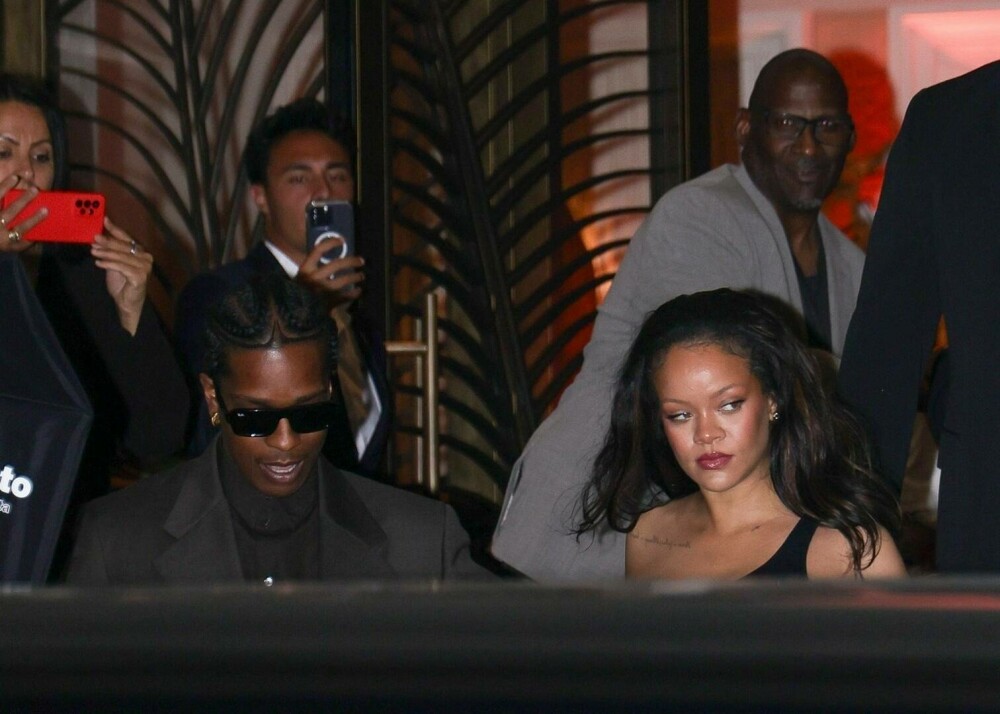 Rihanna, apariție îndrăzneață la Festivalul de la Cannes. Cum a fost surprinsă vedeta alături de iubitul ei. GALERIE FOTO - Imaginea 25