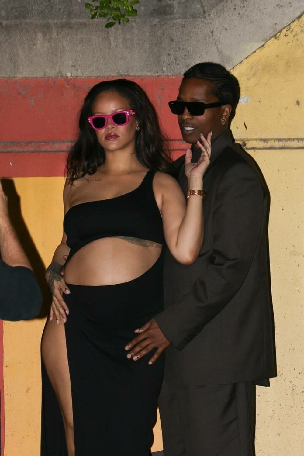 Rihanna, apariție îndrăzneață la Festivalul de la Cannes. Cum a fost surprinsă vedeta alături de iubitul ei. GALERIE FOTO - Imaginea 30