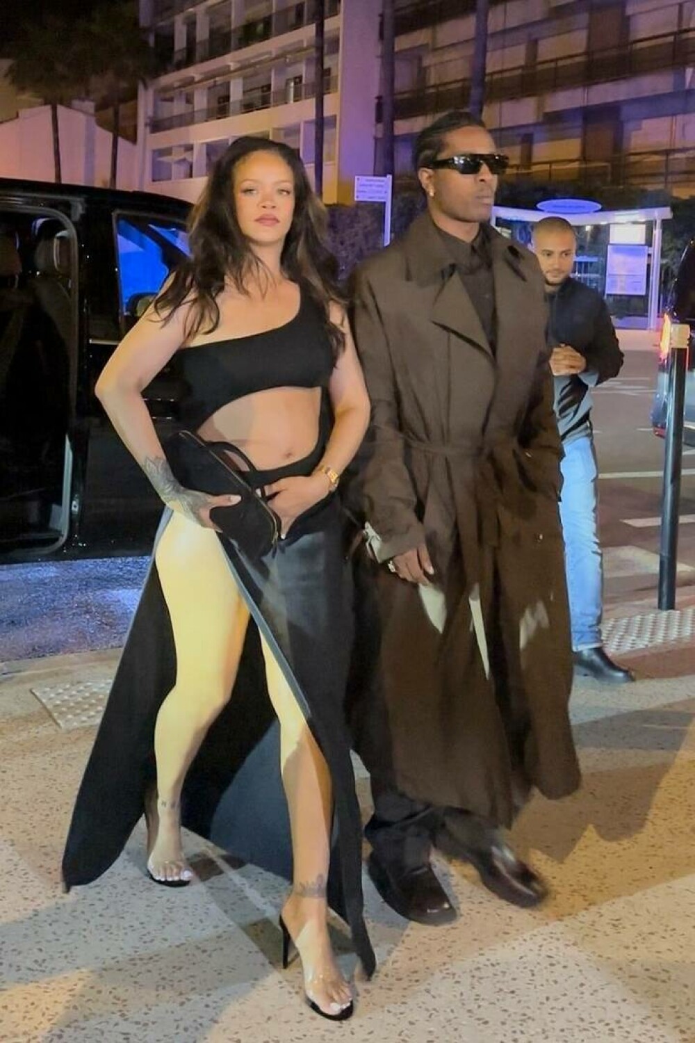 Rihanna, apariție îndrăzneață la Festivalul de la Cannes. Cum a fost surprinsă vedeta alături de iubitul ei. GALERIE FOTO - Imaginea 32