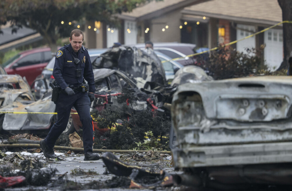 Un avion s-a prăbuşit într-un cartier din San Diego, California. Producătorul muzical Dave Shapiro se afla în avion - Imaginea 7