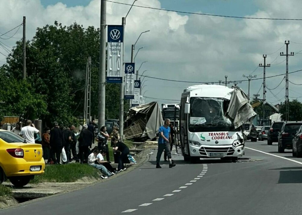 Accident înfiorător în Iași. Un autocar cu 32 de oameni a lovit o autoutilitară. A fost activat Planul Roșu | VIDEO & FOTO - Imaginea 1
