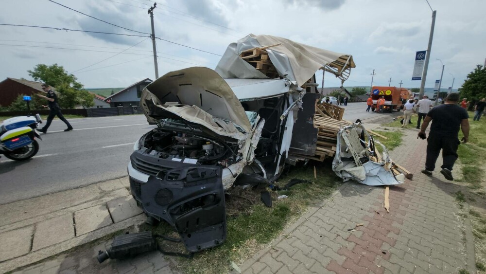 Accident înfiorător în Iași. Un autocar cu 32 de oameni a lovit o autoutilitară. A fost activat Planul Roșu | VIDEO & FOTO - Imaginea 2