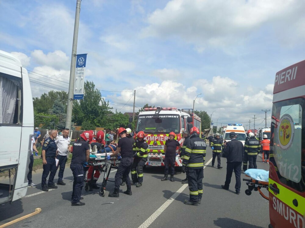 Accident înfiorător în Iași. Un autocar cu 32 de oameni a lovit o autoutilitară. A fost activat Planul Roșu | VIDEO & FOTO - Imaginea 3