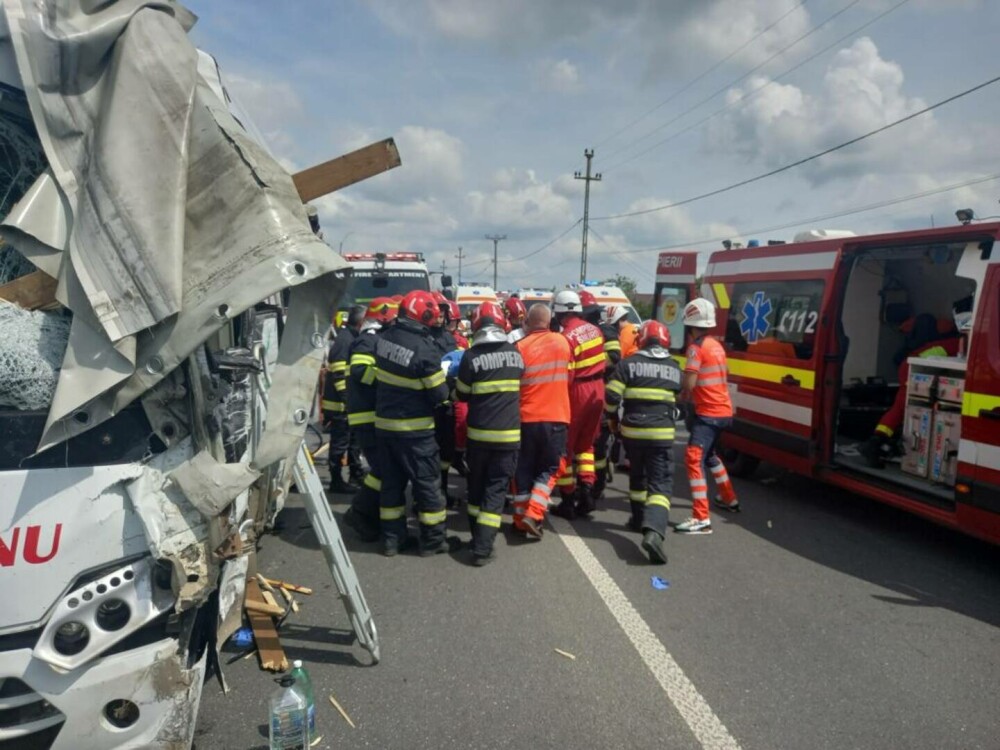 Accident înfiorător în Iași. Un autocar cu 32 de oameni a lovit o autoutilitară. A fost activat Planul Roșu | VIDEO & FOTO - Imaginea 4