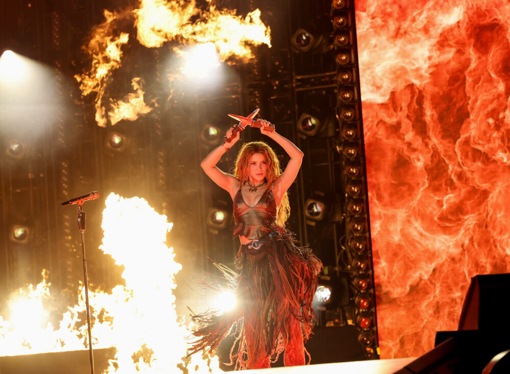 Momentul în care Shakira cade pe scenă, în timpul unui concert la Montreal. Cum au reacționat fanii. FOTO&VIDEO - Imaginea 1