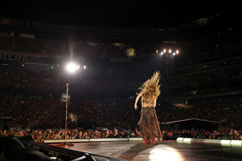 Momentul în care Shakira cade pe scenă, în timpul unui concert la Montreal. Cum au reacționat fanii. FOTO&VIDEO - Imaginea 2