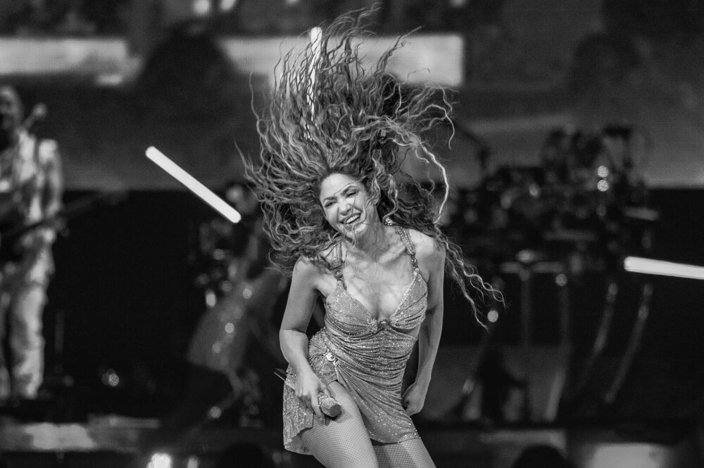 Momentul în care Shakira cade pe scenă, în timpul unui concert la Montreal. Cum au reacționat fanii. FOTO&VIDEO - Imaginea 7