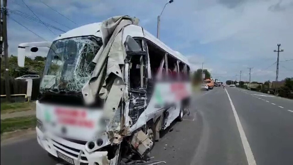 ANIMAȚIE GRAFICĂ. Cum s-a produs accidentul violent din Iași, soldat cu 17 victime. Greșeala flagrantă a unuia dintre șoferi - Imaginea 2