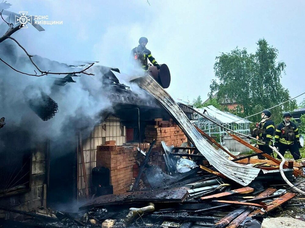 FOTO. Imagini de groază în Ucraina. Rusia a lovit peste 30 de orașe, în cel mai mare atac cu drone și rachete de până acum - Imaginea 14