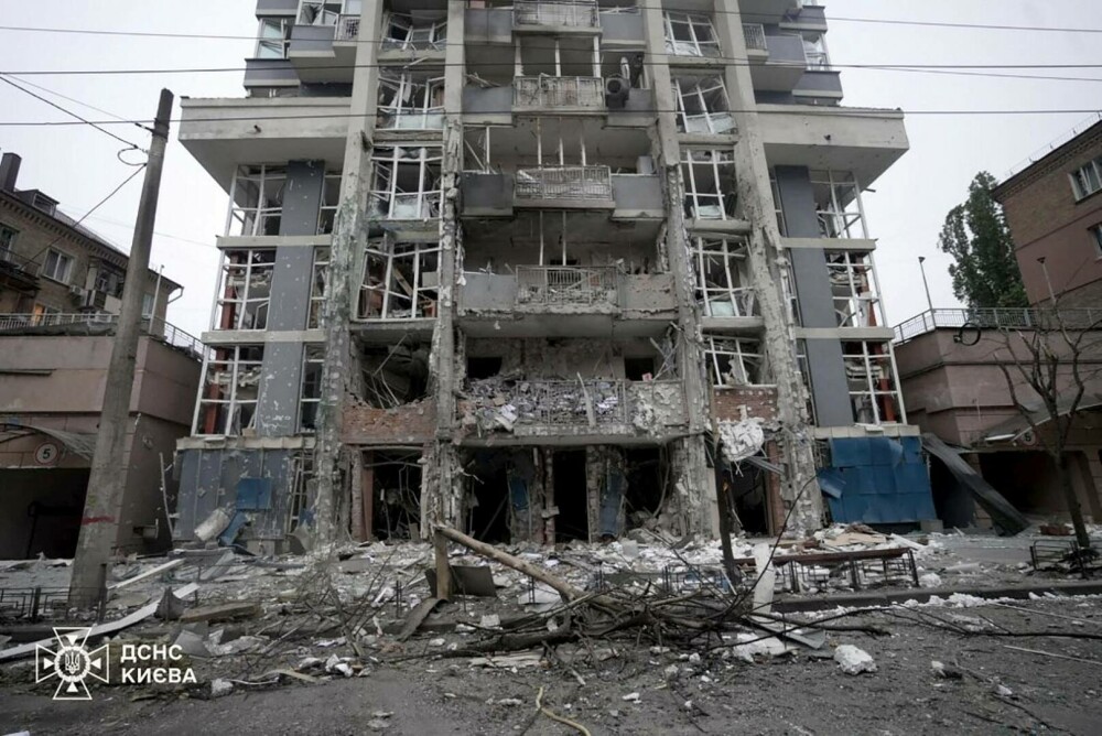 FOTO. Imagini de groază în Ucraina. Rusia a lovit peste 30 de orașe, în cel mai mare atac cu drone și rachete de până acum - Imaginea 15