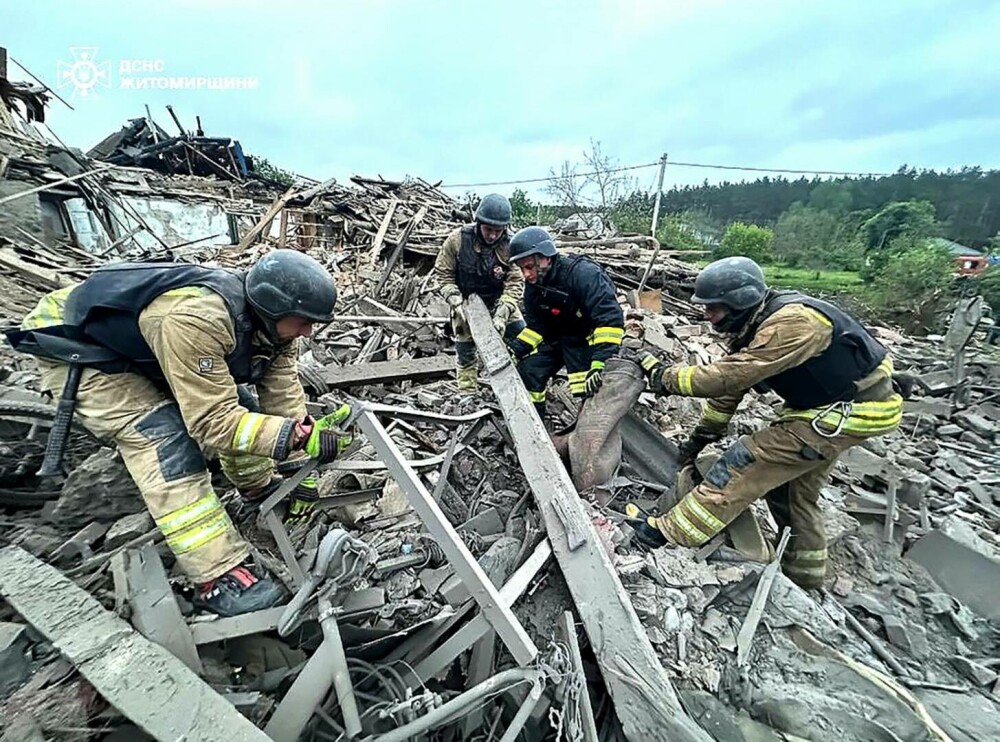 FOTO. Imagini de groază în Ucraina. Rusia a lovit peste 30 de orașe, în cel mai mare atac cu drone și rachete de până acum - Imaginea 16