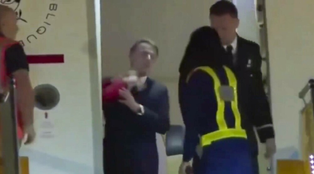 Palatul Élysée dezminte că Brigitte Macron l-a pălmuit pe Emmanuel Macron la coborârea din avion în Hanoi. FOTO & VIDEO - Imaginea 2