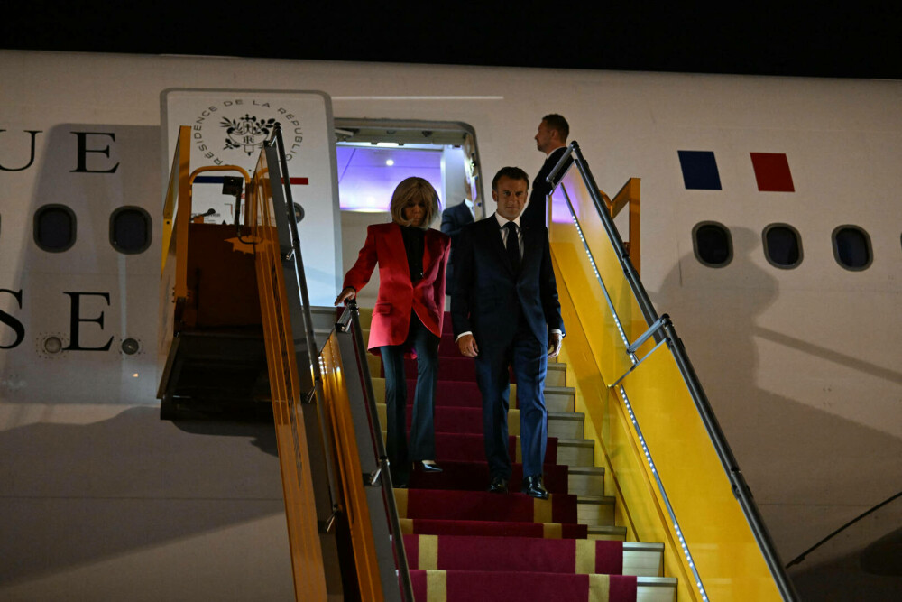 Palatul Élysée dezminte că Brigitte Macron l-a pălmuit pe Emmanuel Macron la coborârea din avion în Hanoi. FOTO & VIDEO - Imaginea 3
