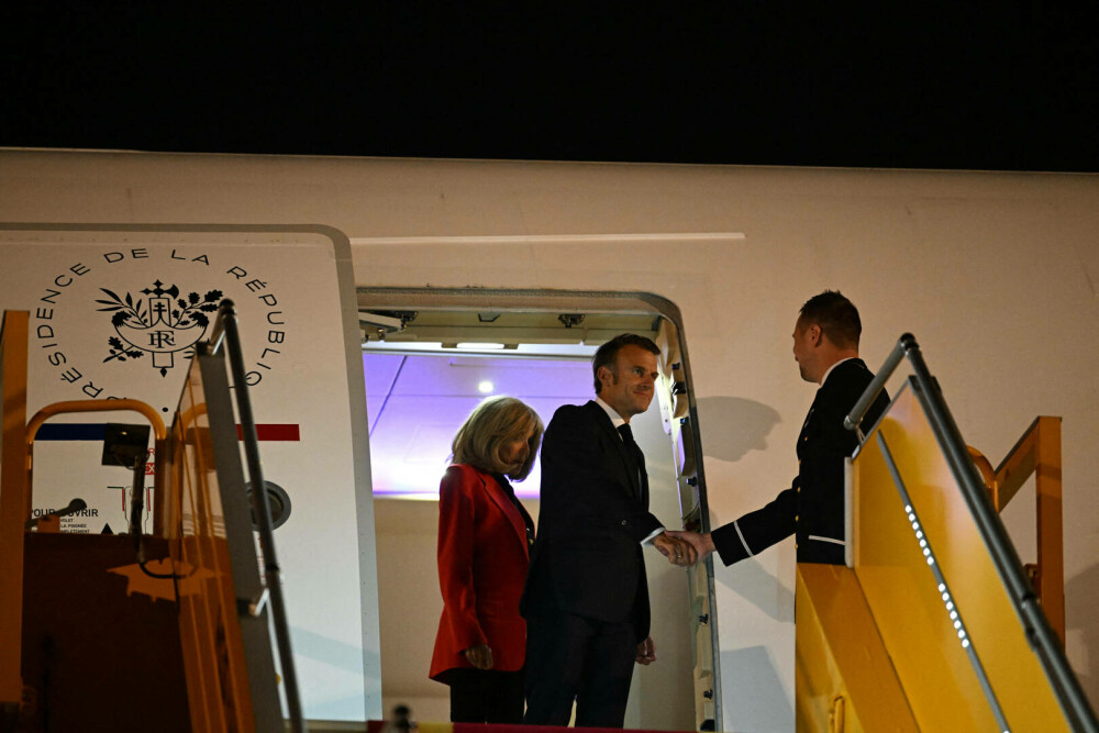 Palatul Élysée dezminte că Brigitte Macron l-a pălmuit pe Emmanuel Macron la coborârea din avion în Hanoi. FOTO & VIDEO - Imaginea 5