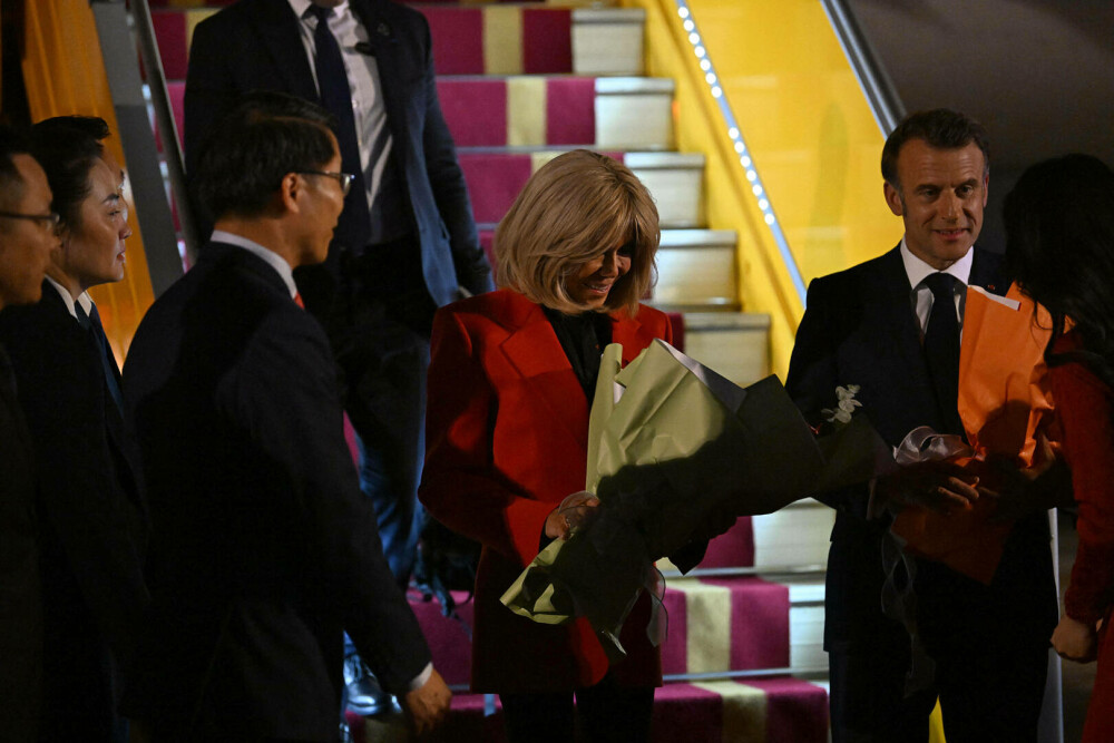 Palatul Élysée dezminte că Brigitte Macron l-a pălmuit pe Emmanuel Macron la coborârea din avion în Hanoi. FOTO & VIDEO - Imaginea 6