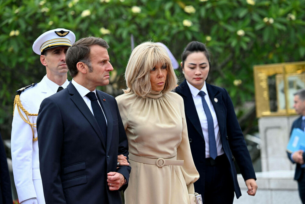 Palatul Élysée dezminte că Brigitte Macron l-a pălmuit pe Emmanuel Macron la coborârea din avion în Hanoi. FOTO & VIDEO - Imaginea 10