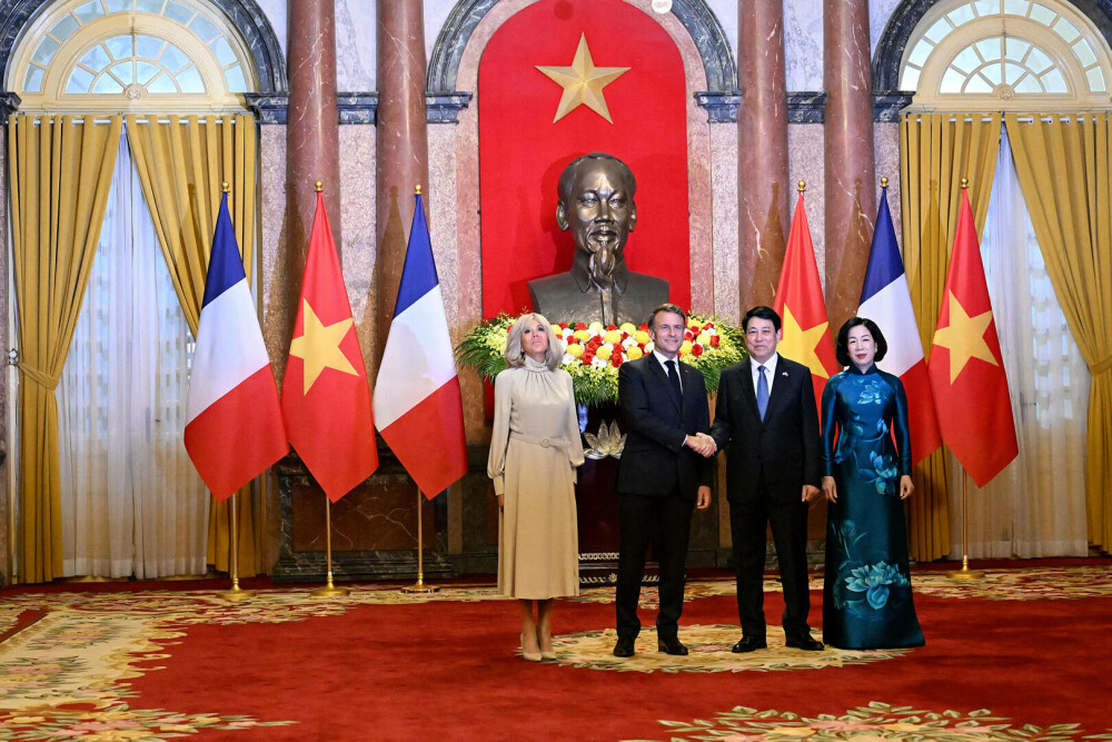 Palatul Élysée dezminte că Brigitte Macron l-a pălmuit pe Emmanuel Macron la coborârea din avion în Hanoi. FOTO & VIDEO - Imaginea 8