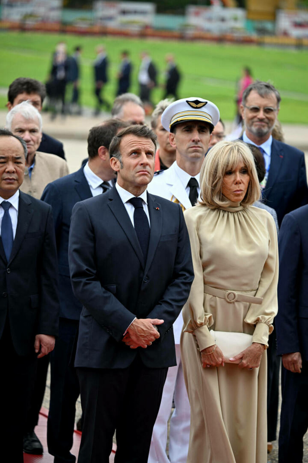 Palatul Élysée dezminte că Brigitte Macron l-a pălmuit pe Emmanuel Macron la coborârea din avion în Hanoi. FOTO & VIDEO - Imaginea 11
