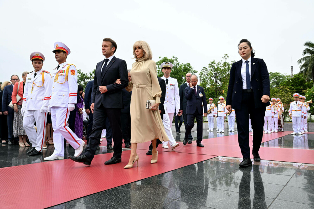 Palatul Élysée dezminte că Brigitte Macron l-a pălmuit pe Emmanuel Macron la coborârea din avion în Hanoi. FOTO & VIDEO - Imaginea 13