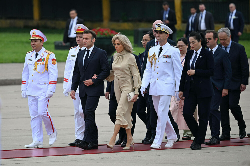 Palatul Élysée dezminte că Brigitte Macron l-a pălmuit pe Emmanuel Macron la coborârea din avion în Hanoi. FOTO & VIDEO - Imaginea 14