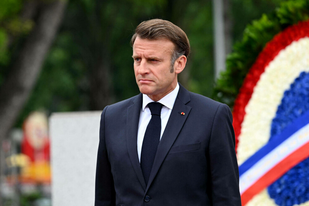 Palatul Élysée dezminte că Brigitte Macron l-a pălmuit pe Emmanuel Macron la coborârea din avion în Hanoi. FOTO & VIDEO - Imaginea 15