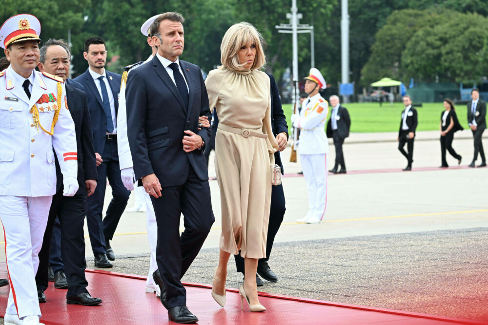 Palatul Élysée dezminte că Brigitte Macron l-a pălmuit pe Emmanuel Macron la coborârea din avion în Hanoi. FOTO & VIDEO - Imaginea 16