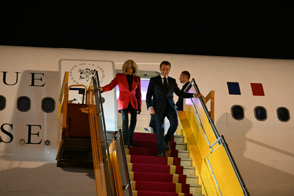 Palatul Élysée dezminte că Brigitte Macron l-a pălmuit pe Emmanuel Macron la coborârea din avion în Hanoi. FOTO & VIDEO - Imaginea 4