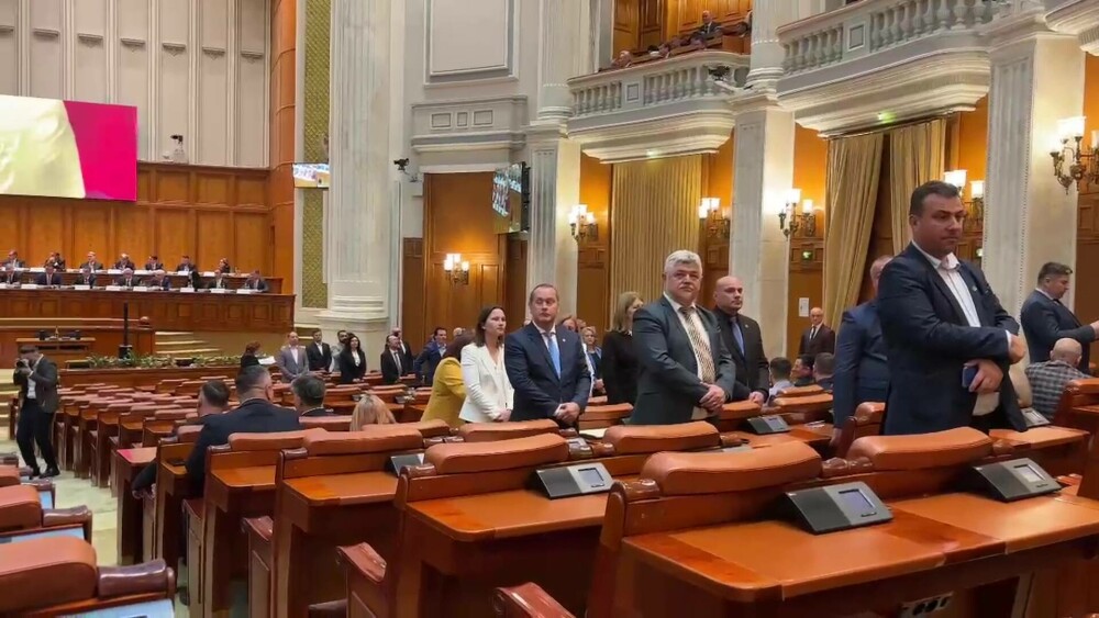 VIDEO. Gest lipsit de respect, făcut de membrii POT și SOS România în Parlament, la depunerea jurământului lui Nicușor Dan - Imaginea 1
