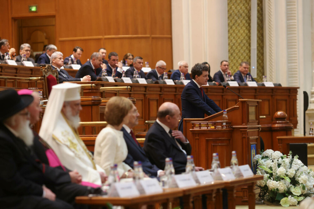 VIDEO. Gest lipsit de respect, făcut de membrii POT și SOS România în Parlament, la depunerea jurământului lui Nicușor Dan - Imaginea 2