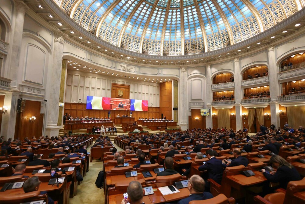 VIDEO. Gest lipsit de respect, făcut de membrii POT și SOS România în Parlament, la depunerea jurământului lui Nicușor Dan - Imaginea 3