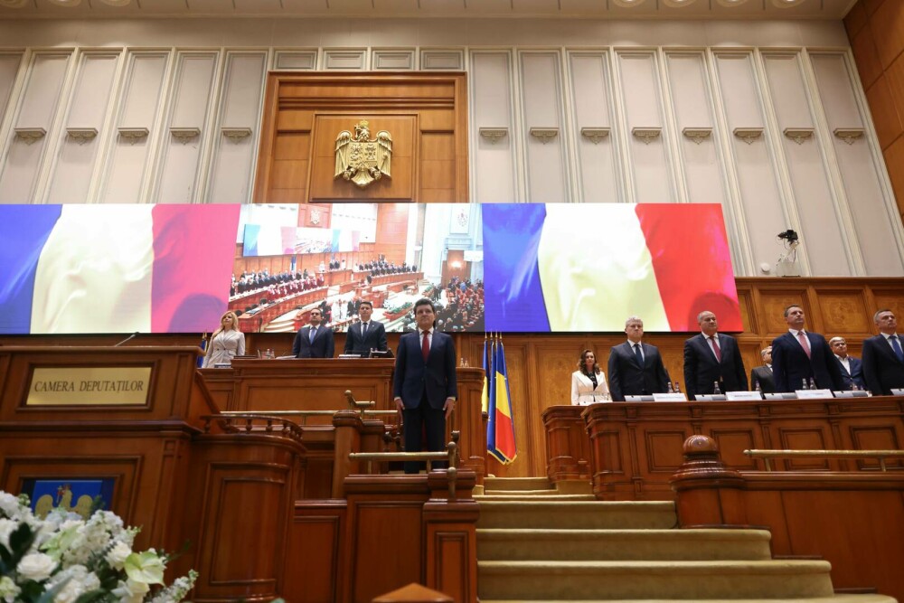 VIDEO. Gest lipsit de respect, făcut de membrii POT și SOS România în Parlament, la depunerea jurământului lui Nicușor Dan - Imaginea 4