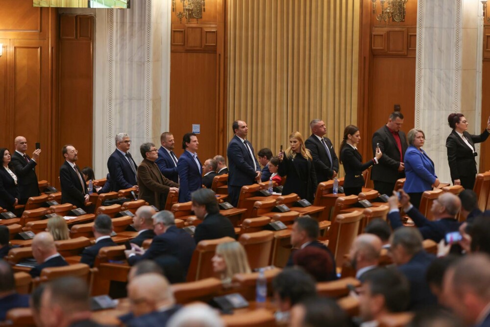 VIDEO. Gest lipsit de respect, făcut de membrii POT și SOS România în Parlament, la depunerea jurământului lui Nicușor Dan - Imaginea 6