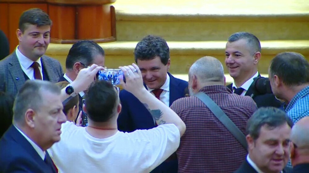 VIDEO. Moment neobișnuit în Parlamentul României. Parlamentarii au stat la rând ca să facă selfie-uri cu Nicușor Dan - Imaginea 1