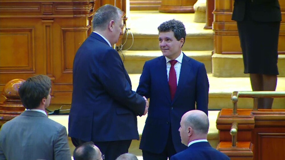 VIDEO. Moment neobișnuit în Parlamentul României. Parlamentarii au stat la rând ca să facă selfie-uri cu Nicușor Dan - Imaginea 2