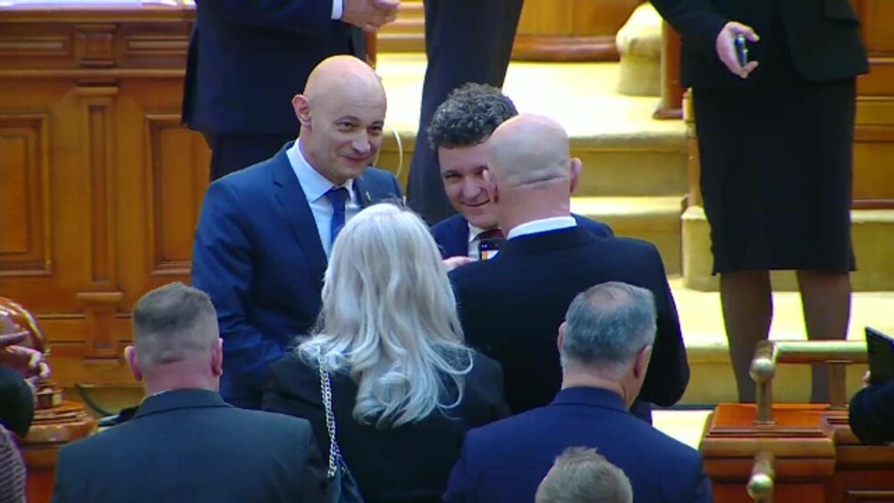 VIDEO. Moment neobișnuit în Parlamentul României. Parlamentarii au stat la rând ca să facă selfie-uri cu Nicușor Dan - Imaginea 3