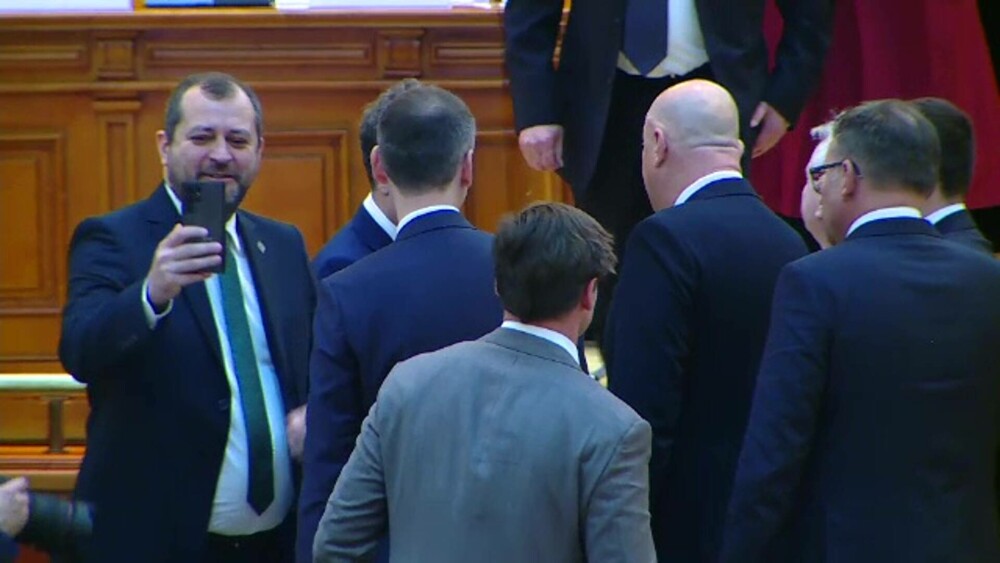 VIDEO. Moment neobișnuit în Parlamentul României. Parlamentarii au stat la rând ca să facă selfie-uri cu Nicușor Dan - Imaginea 4