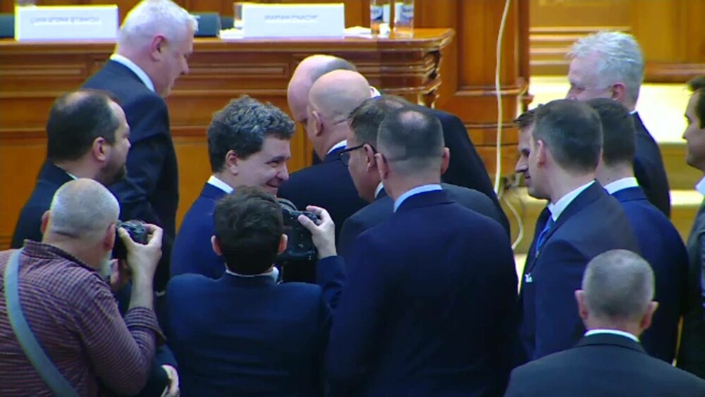 VIDEO. Moment neobișnuit în Parlamentul României. Parlamentarii au stat la rând ca să facă selfie-uri cu Nicușor Dan - Imaginea 6