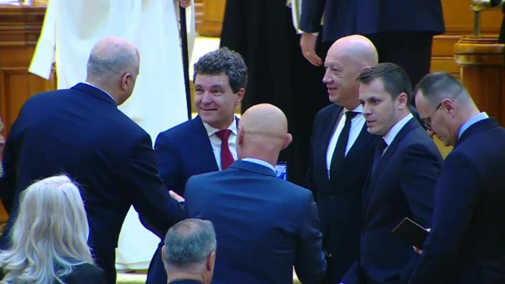 VIDEO. Moment neobișnuit în Parlamentul României. Parlamentarii au stat la rând ca să facă selfie-uri cu Nicușor Dan - Imaginea 8