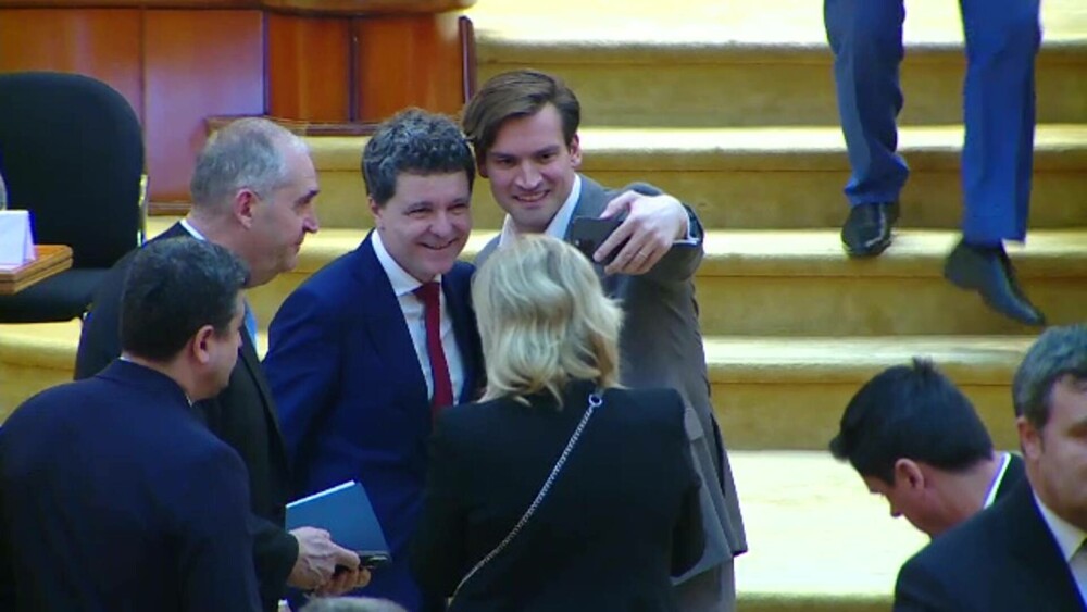 VIDEO. Moment neobișnuit în Parlamentul României. Parlamentarii au stat la rând ca să facă selfie-uri cu Nicușor Dan - Imaginea 9